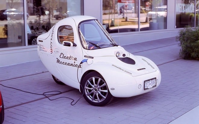 micro-car électrique qui charge