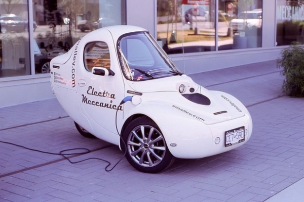 micro-car électrique qui charge