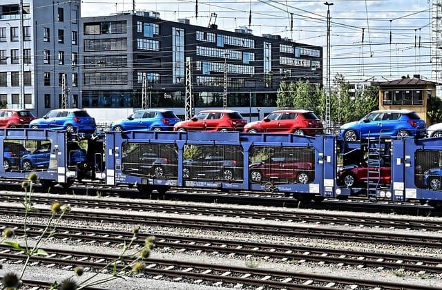 Train sur rail en bois - Train qui transporte des voitures